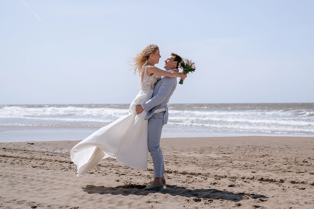 Bruids foto’s strand bruiloft Witsand Noordwijk aan zee